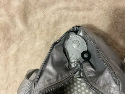 Cartera  Kipling original plateada - miniatura 2