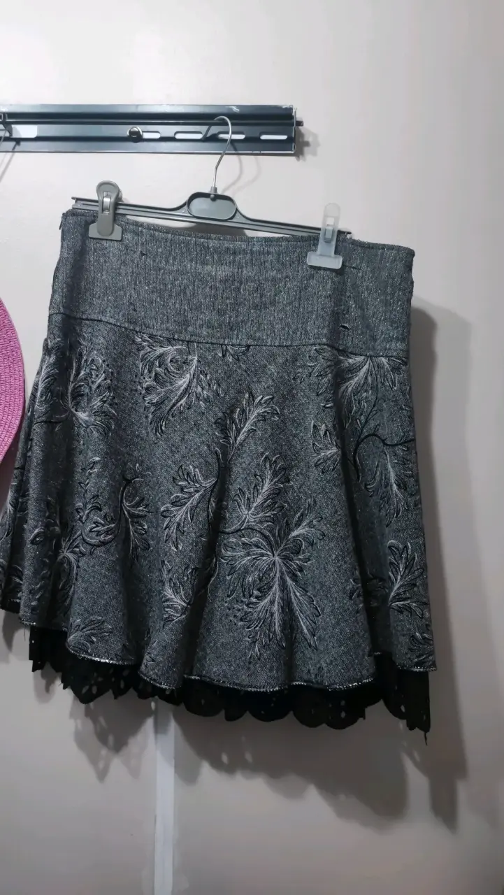 Falda gris con bordado floral