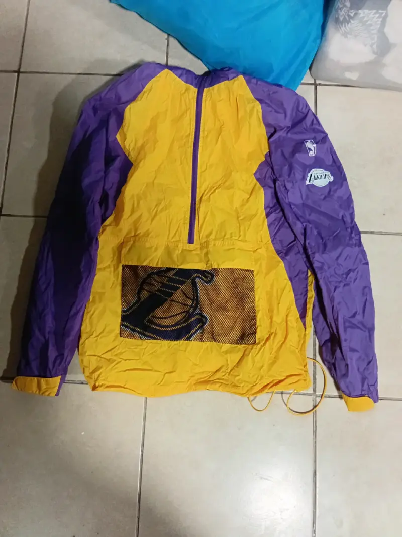Cortaviento Lakers amarillo y morado