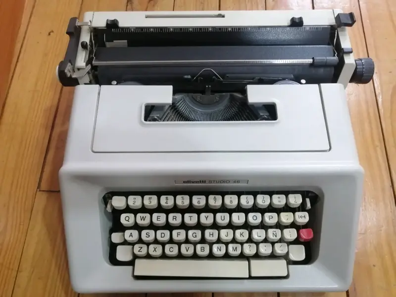 Máquina de escribir Olivetti Studio 46 en buen estado
