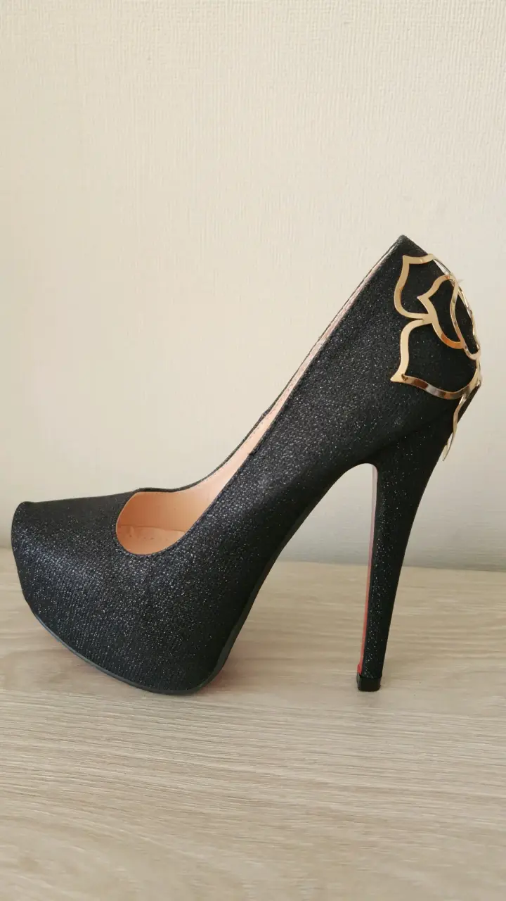 Tacones Altos Negros con Detalle Dorado - 3