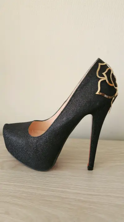 Tacones Altos Negros con Detalle Dorado - miniatura 3
