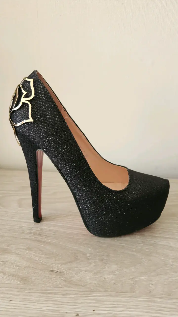 Tacones Altos Negros con Detalle Dorado - 4