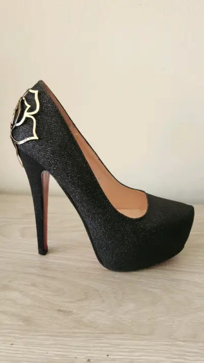 Tacones Altos Negros con Detalle Dorado - miniatura 4