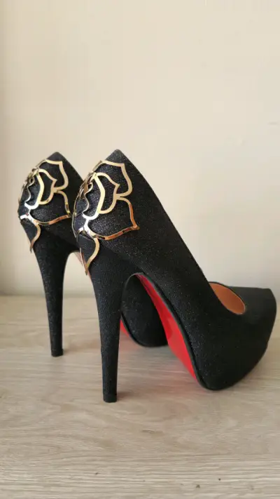 Tacones Altos Negros con Detalle Dorado - miniatura 2
