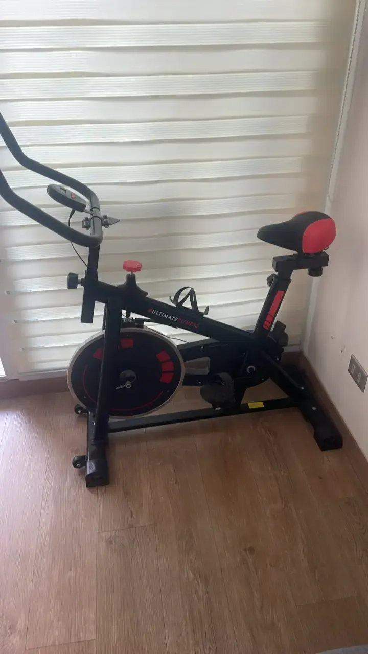 Bicicleta estática Ultimate Fitness negra y roja - 1