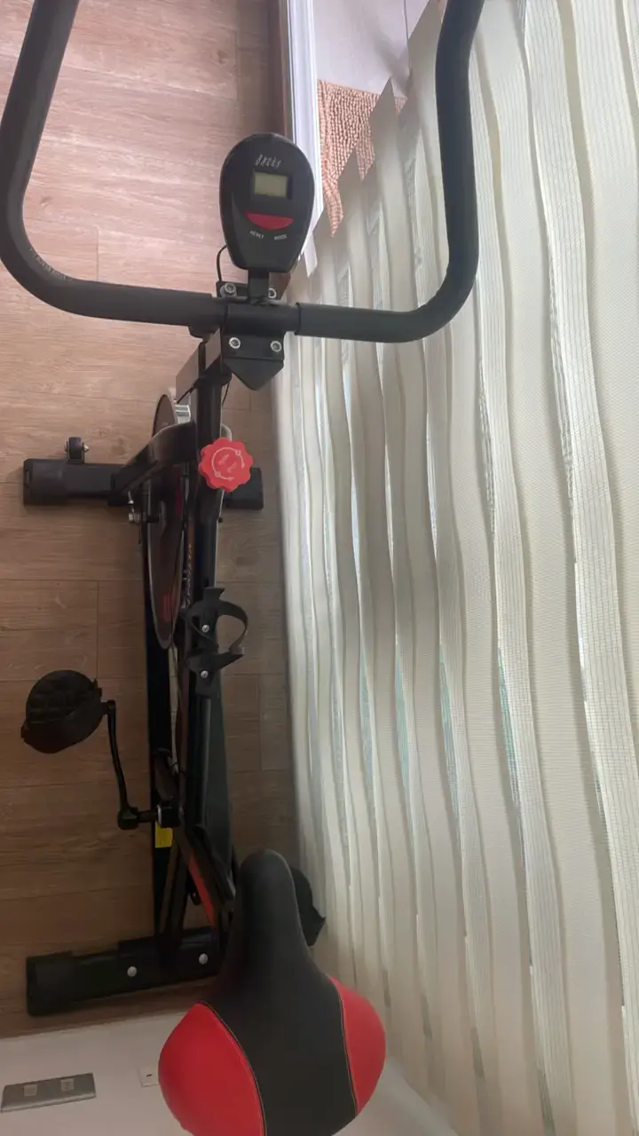 Bicicleta estática Ultimate Fitness negra y roja - 2
