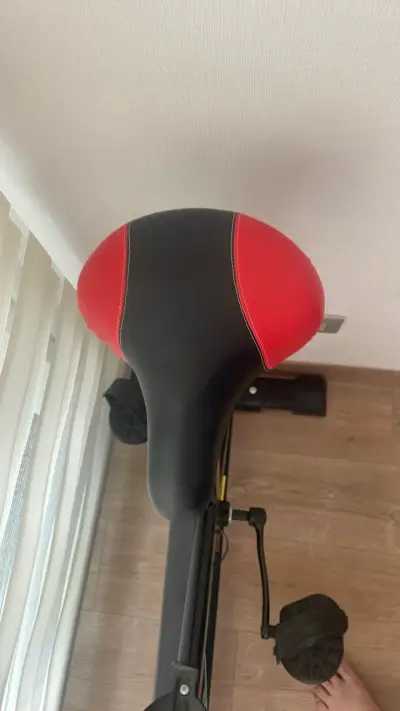 Bicicleta estática Ultimate Fitness negra y roja - miniatura 5