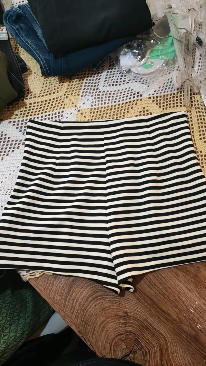 Shorts a rayas blanco y negro