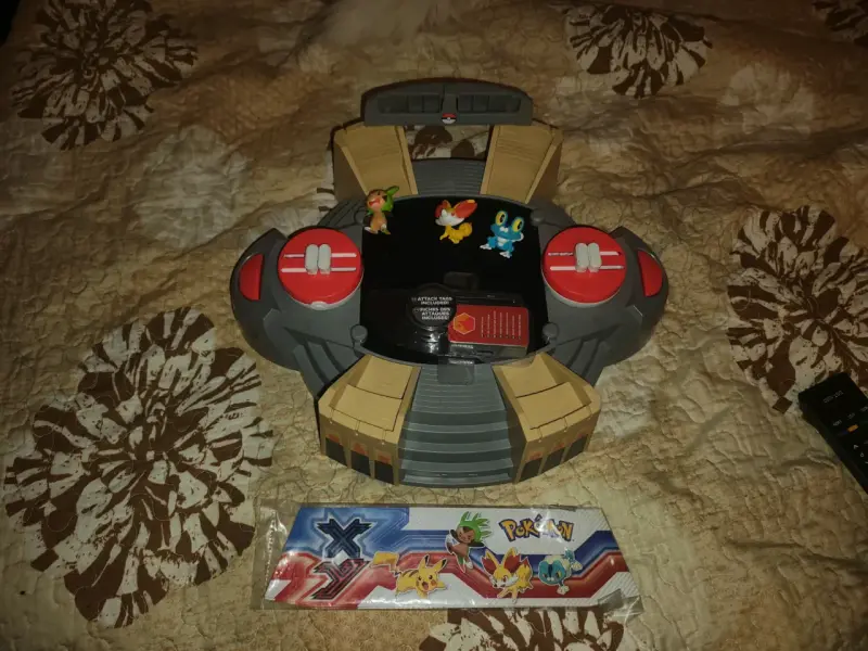 Estadio de Batalla Pokémon XY con Figuras - 4