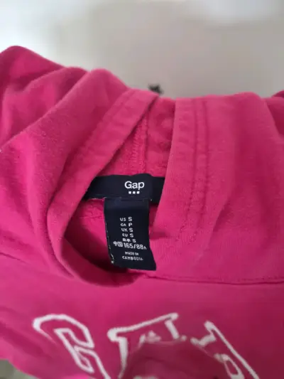 Polerón rosa GAP con capucha - miniatura 2