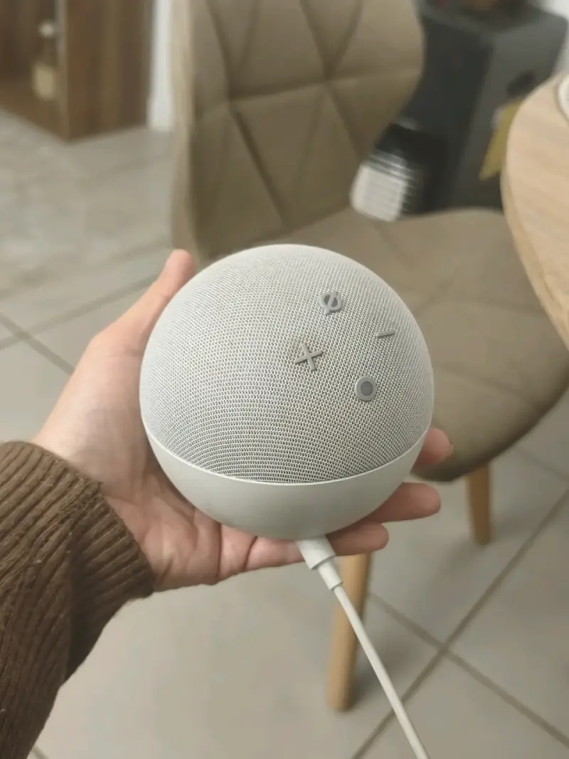 Altavoz inteligente blanco con control de voz