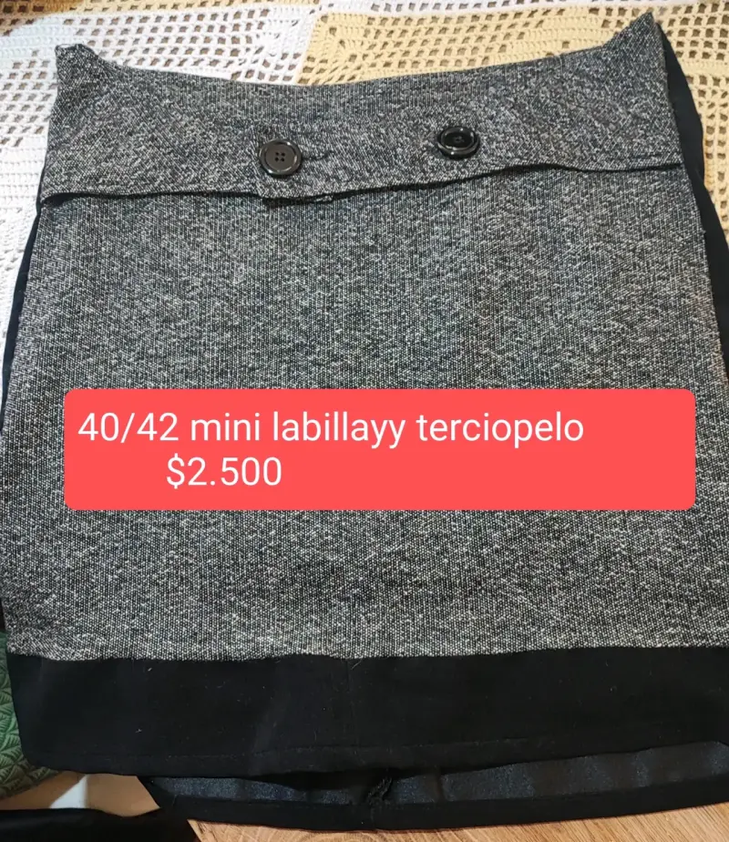 Falda mini gris con botones talla 40/42