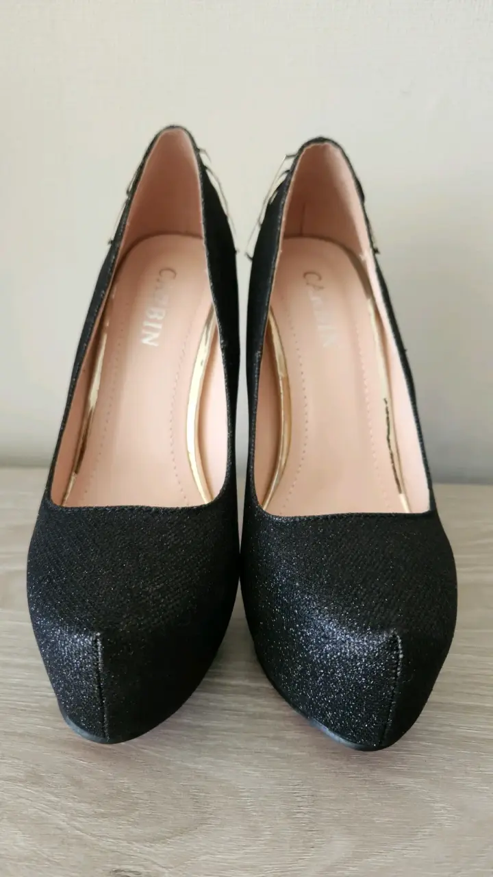 Tacones Altos Negros con Detalle Dorado - 5