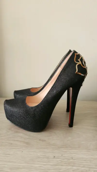 Tacones Altos Negros con Detalle Dorado - miniatura 1
