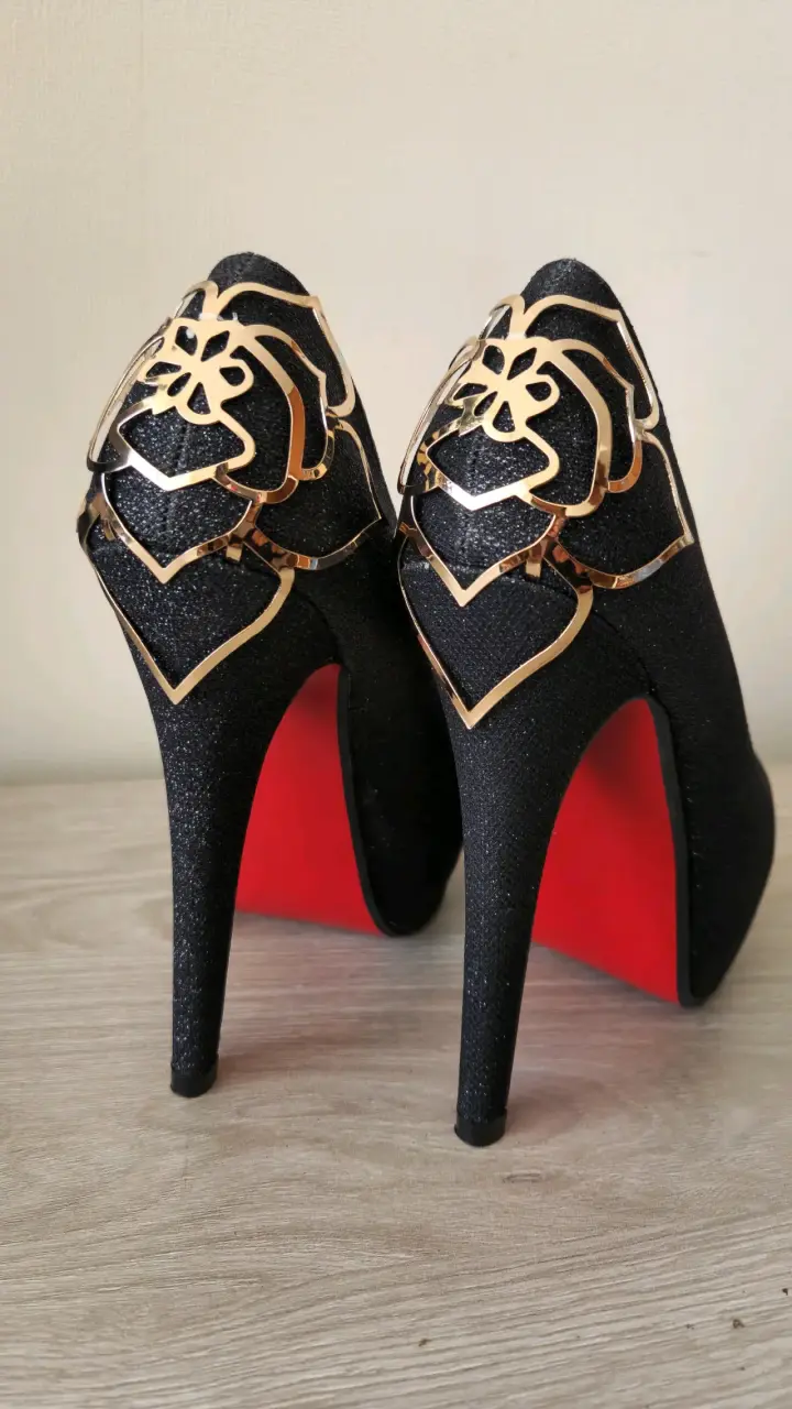 Tacones Altos Negros con Detalle Dorado - 6