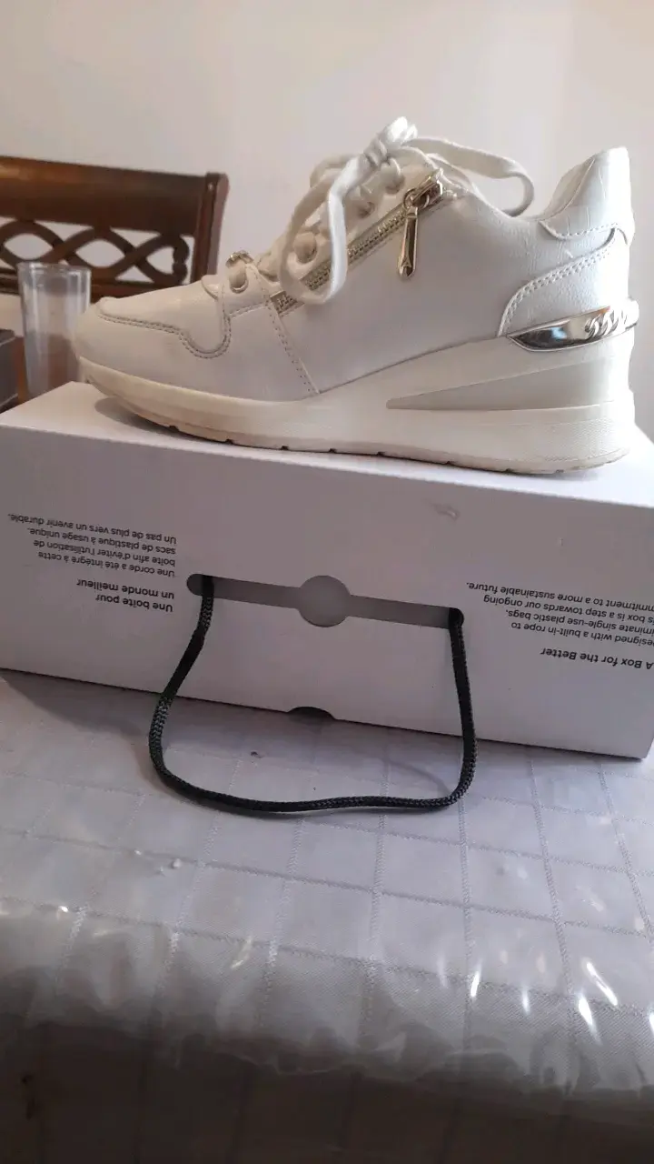 Zapatillas blancas con detalles dorados Aldo - 4