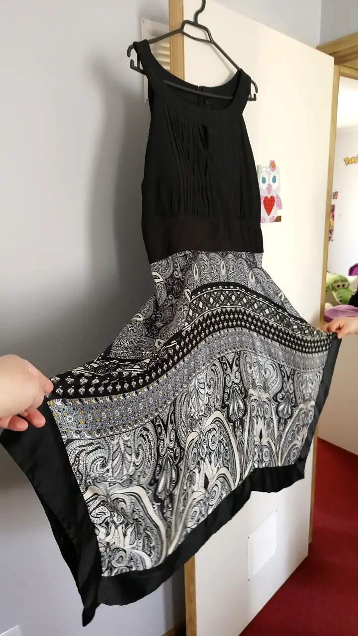 Vestido negro con estampado paisley