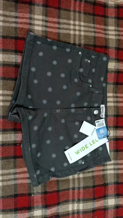 Shorts de mujer con estampado floral - miniatura 1