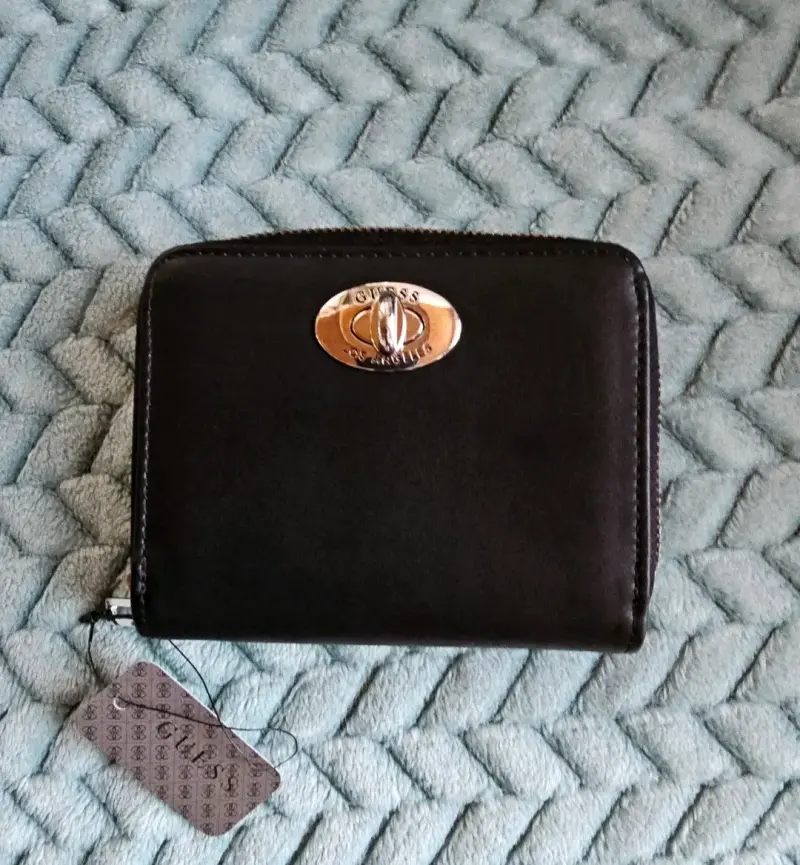 Billetera negra Guess con cierre metálico - 1