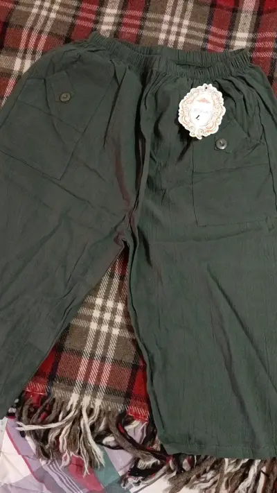 Pantalones verdes de algodón con bolsillos - miniatura 1
