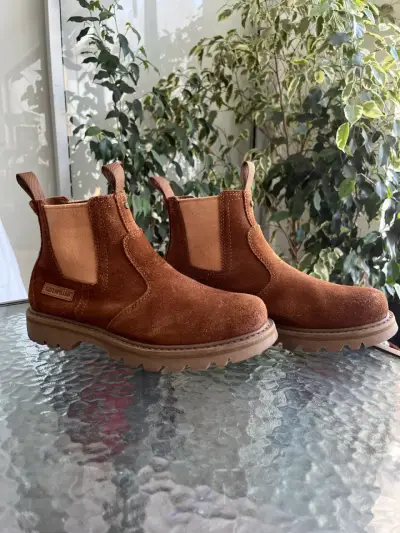 Botines chelsea marrón Caterpillar para hombre - miniatura 1