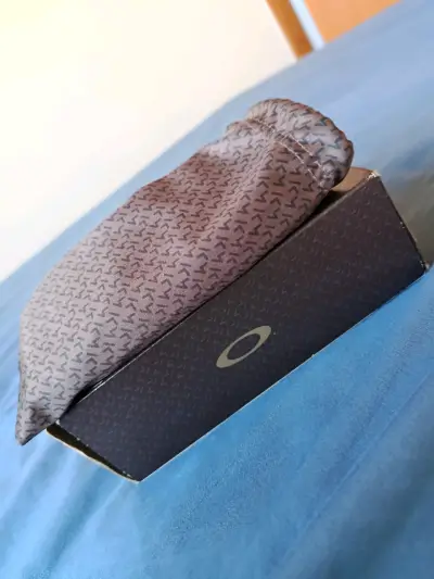 Gafas de sol Oakley con estuche original. - miniatura 2