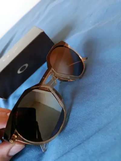 Gafas de sol Oakley con estuche original. - miniatura 6
