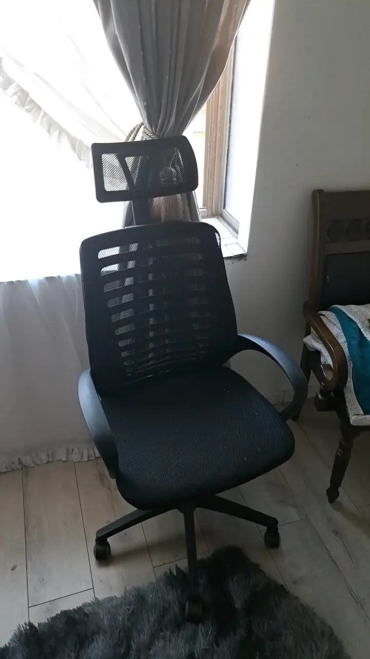 Silla de oficina ergonómica negra con reposacabezas