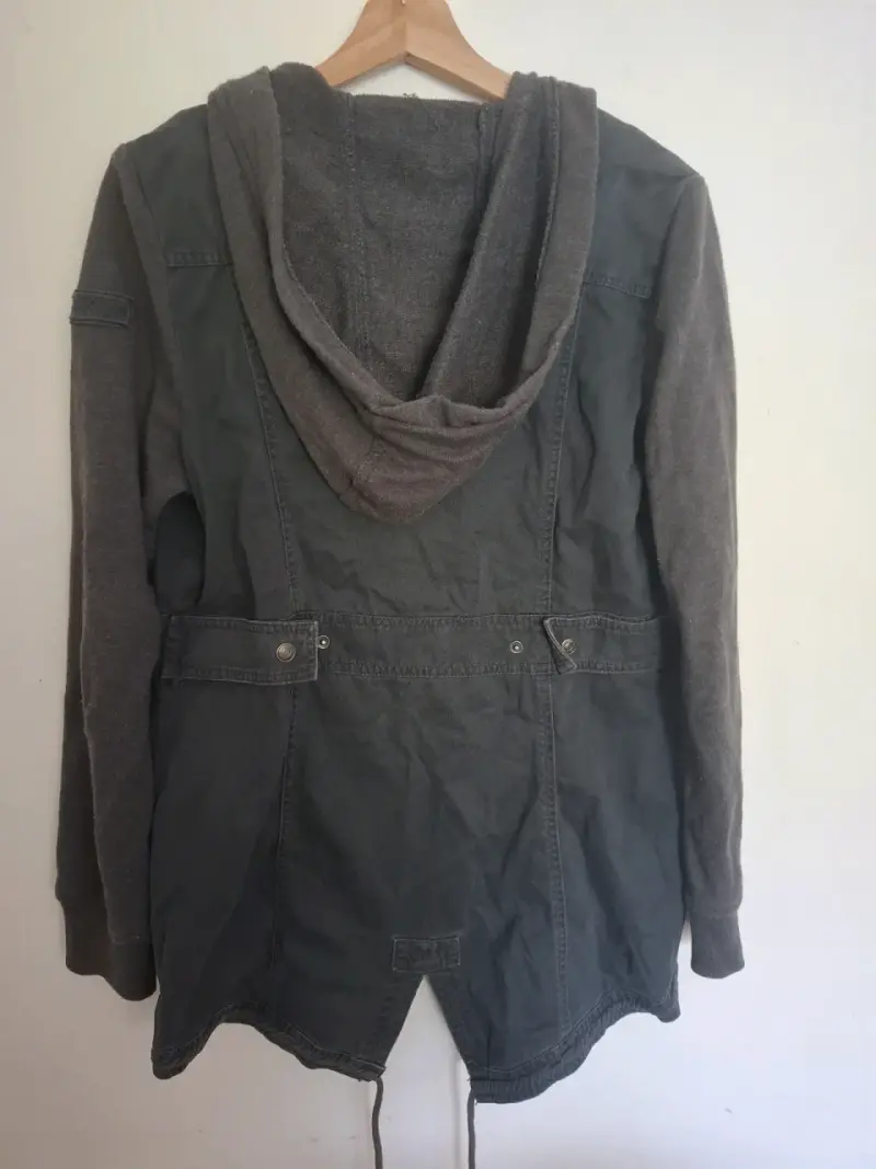 Chaqueta con capucha gris - 3