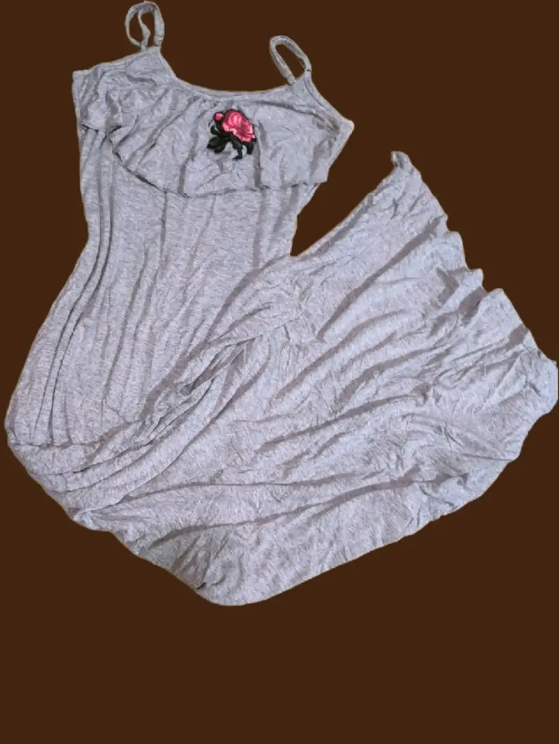 Vestido largo gris con detalle de rosa