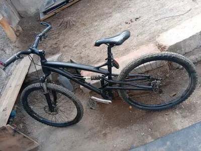 Bicicleta de montaña negra con suspensión - miniatura 1