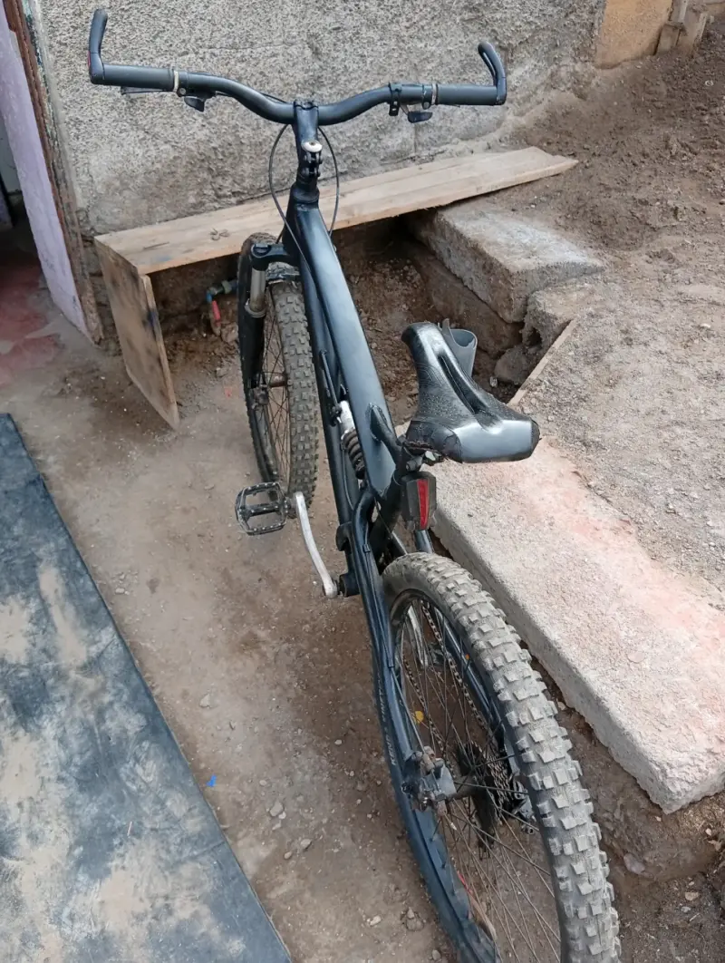 Bicicleta de montaña negra con suspensión - 2