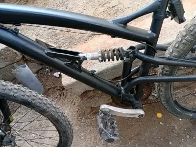 Bicicleta de montaña negra con suspensión - miniatura 3