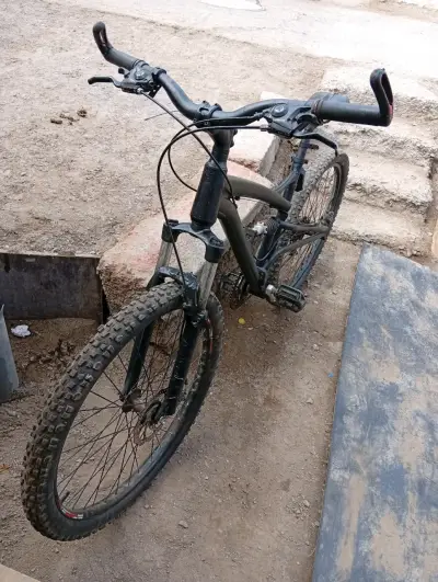 Bicicleta de montaña negra con suspensión - miniatura 4