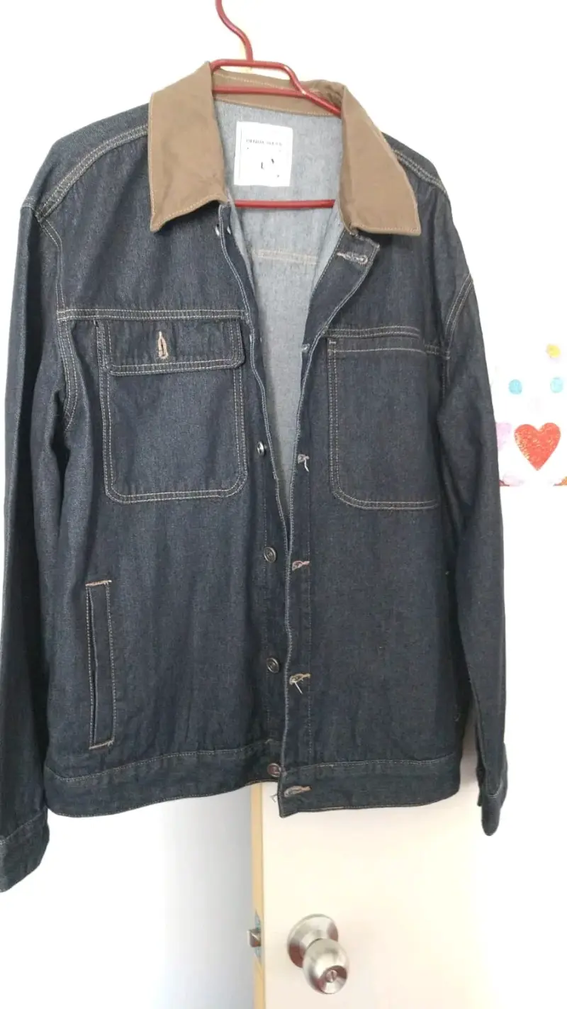 Chaqueta de mezclilla con cuello marrón