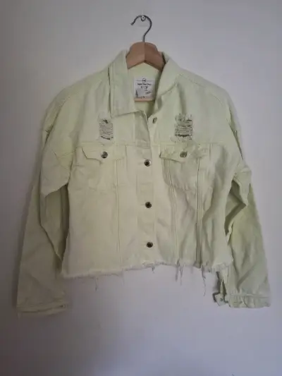 Chaqueta de mezclilla corta desgastada para mujer - miniatura 2