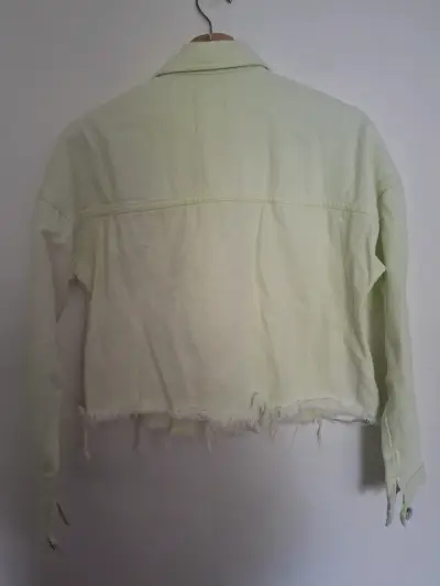Chaqueta de mezclilla corta desgastada para mujer - miniatura 3