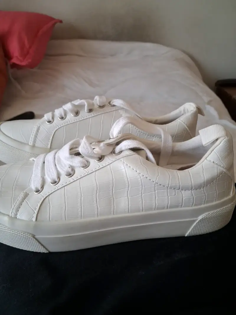 Zapatillas blancas de cuero sintético Zara - 1