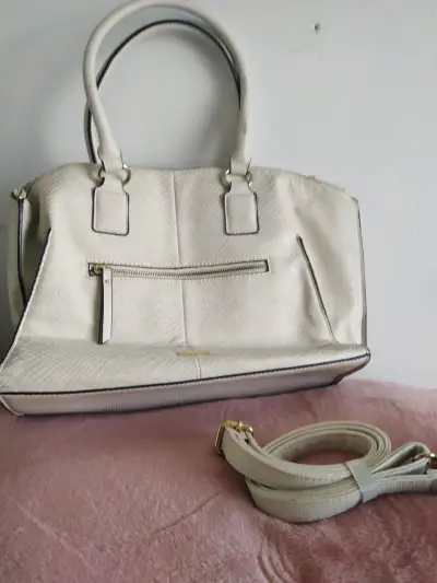 Cartera blanca de cuero marca Aldo con correa a - miniatura 1