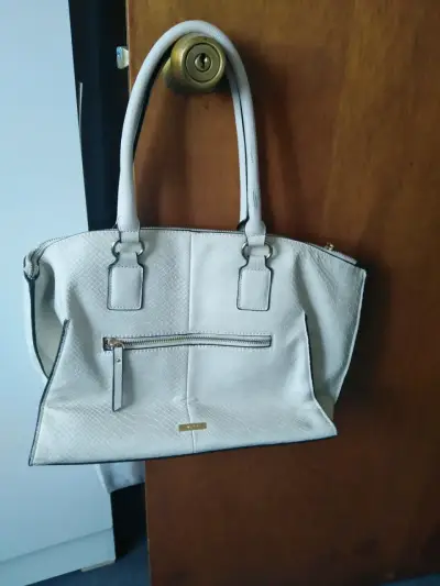 Cartera blanca de cuero marca Aldo con correa a - miniatura 2