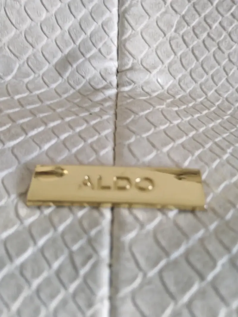 Cartera blanca de cuero marca Aldo con correa a - 3