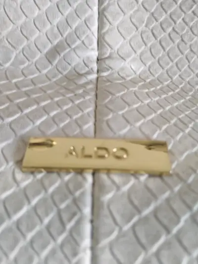 Cartera blanca de cuero marca Aldo con correa a - miniatura 3