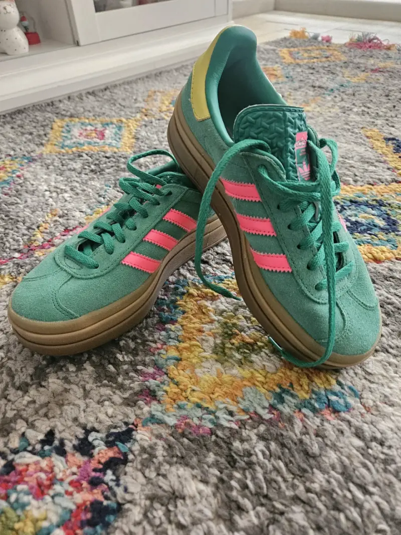 Zapatillas Adidas Gazelle verdes con detalles rosados - 1