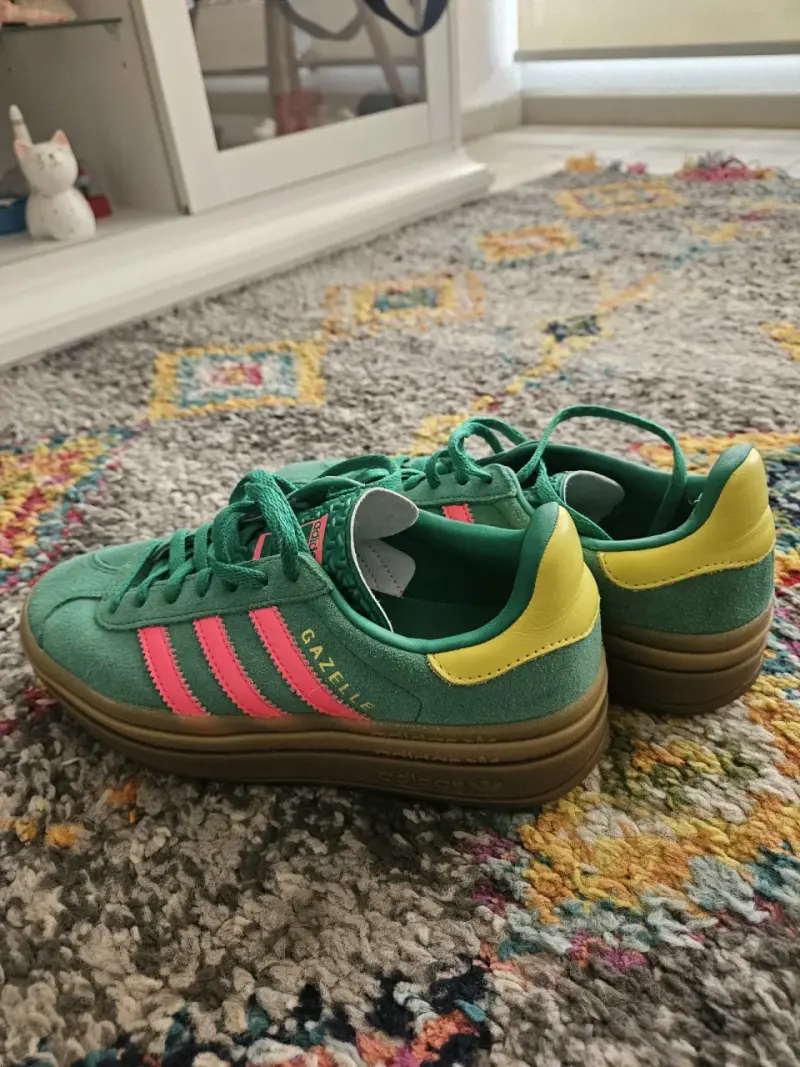 Zapatillas Adidas Gazelle verdes con detalles rosados - 2