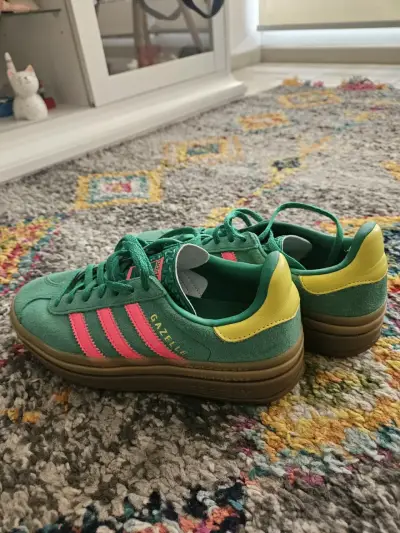 Zapatillas Adidas Gazelle verdes con detalles rosados - miniatura 2