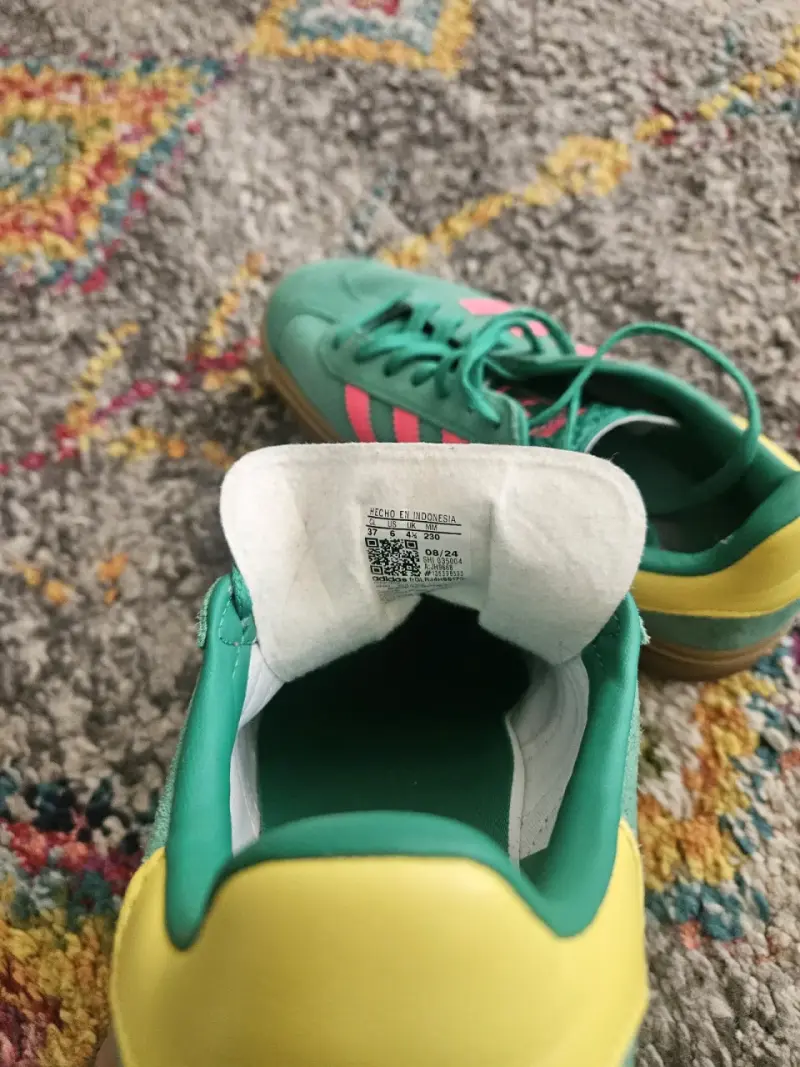 Zapatillas Adidas Gazelle verdes con detalles rosados - 3