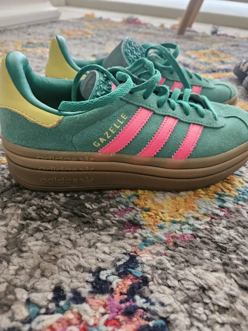 Zapatillas Adidas Gazelle verdes con detalles rosados - 4