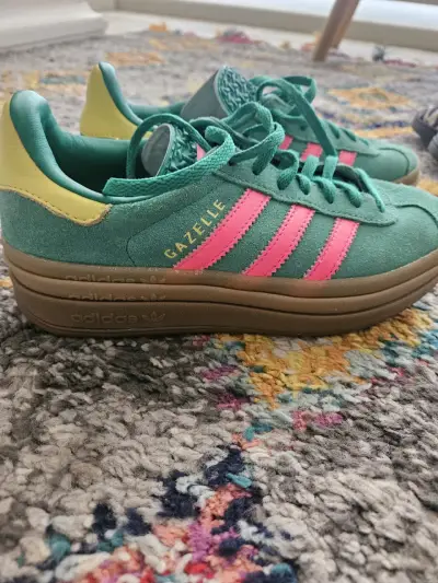 Zapatillas Adidas Gazelle verdes con detalles rosados - miniatura 4