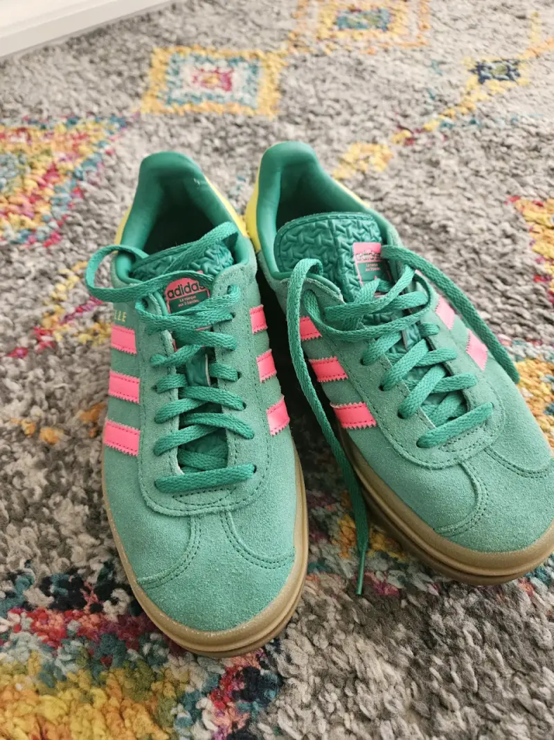 Zapatillas Adidas Gazelle verdes con detalles rosados - 5